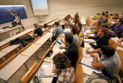 Deu científics i intel·lectuals 'emigren' cada dia fora de Lleida per poder treballar