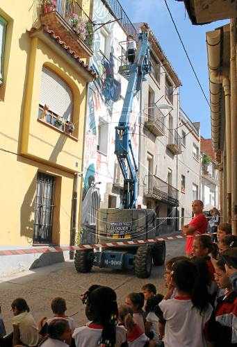 Art mural de Lily Brik en una façana d'Agramunt