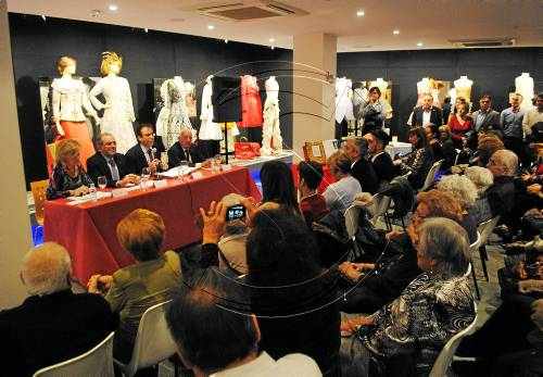 Mig segle de moda i paper