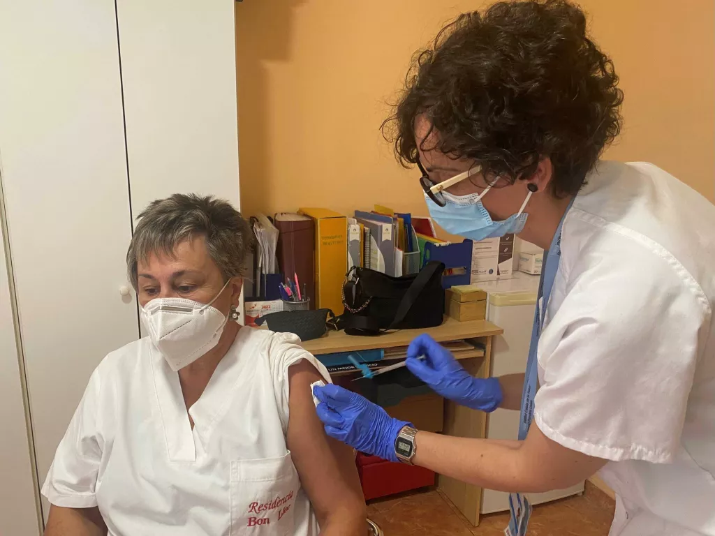 Tret de sortida a la campanya de vacunació contra la grip i la quarta dosi contra la Covid-19 a Lleida