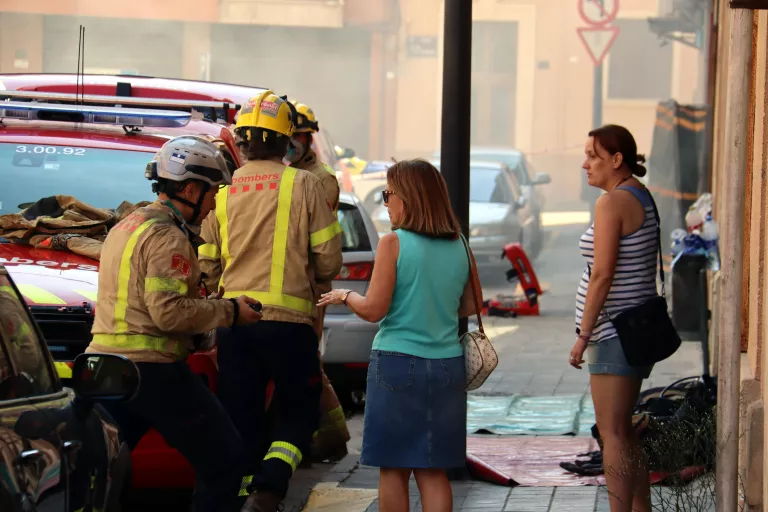 Els veïns afectats per l’incendi del bloc de Balàfia de Lleida entren lentament a recuperar pertinences