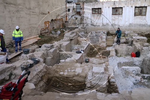 Restes de ceràmica romana i de muralla i adoberies medievals al costat de la Diputació
