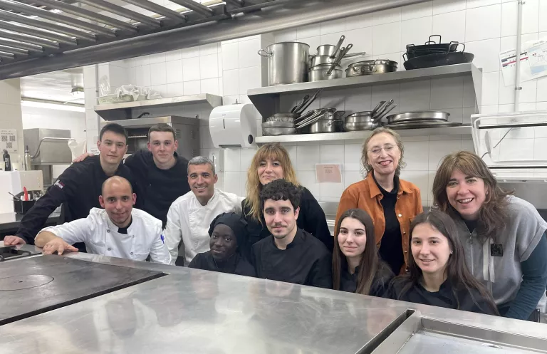 Cuina solidària tots els diumenges amb Cuina Amiga per garantir el dinar al menjador social de Lleida