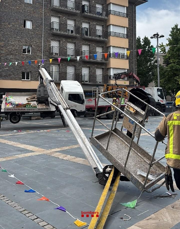 Bolca un camió amb cistella elevadora mentre uns operaris treballaven a la Seu d'Urgell