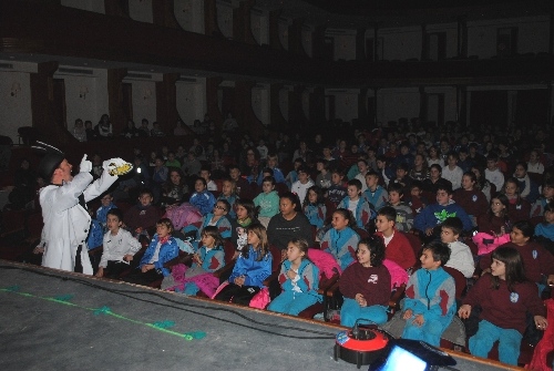 Uns 800 escolars del Pla d’Urgell aprenen anglès amb una obra de teatre
