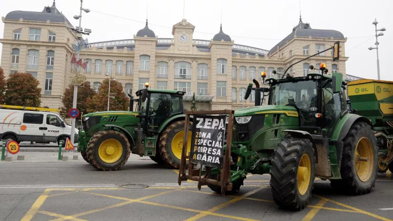 Un centenar de pagesos es manifesten per demanar un replanteig de les ZEPA