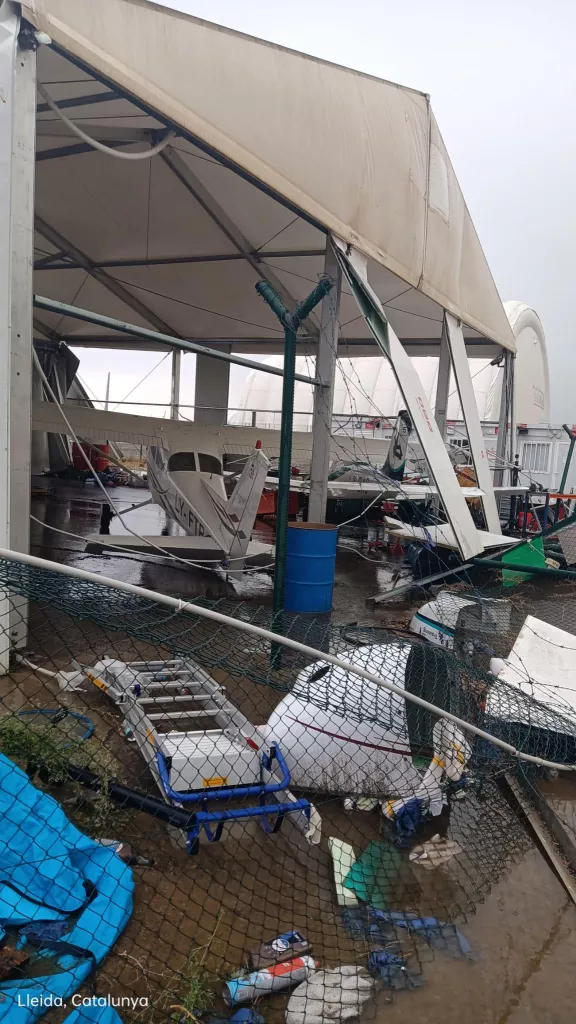 Les fortes ratxes de vent deixa múltiples destrosses a l'aeroport d'Alguaire