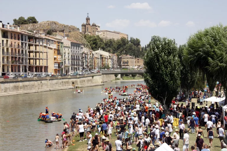D’un grup d’amics i una barca improvisada, a la Festa Major d’Estiu de Balaguer