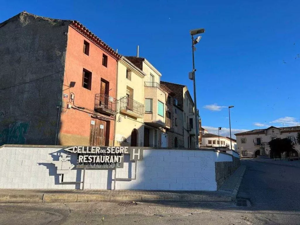 Torres de Segre lamenta pintades sense sentit en diferents murs de la vila