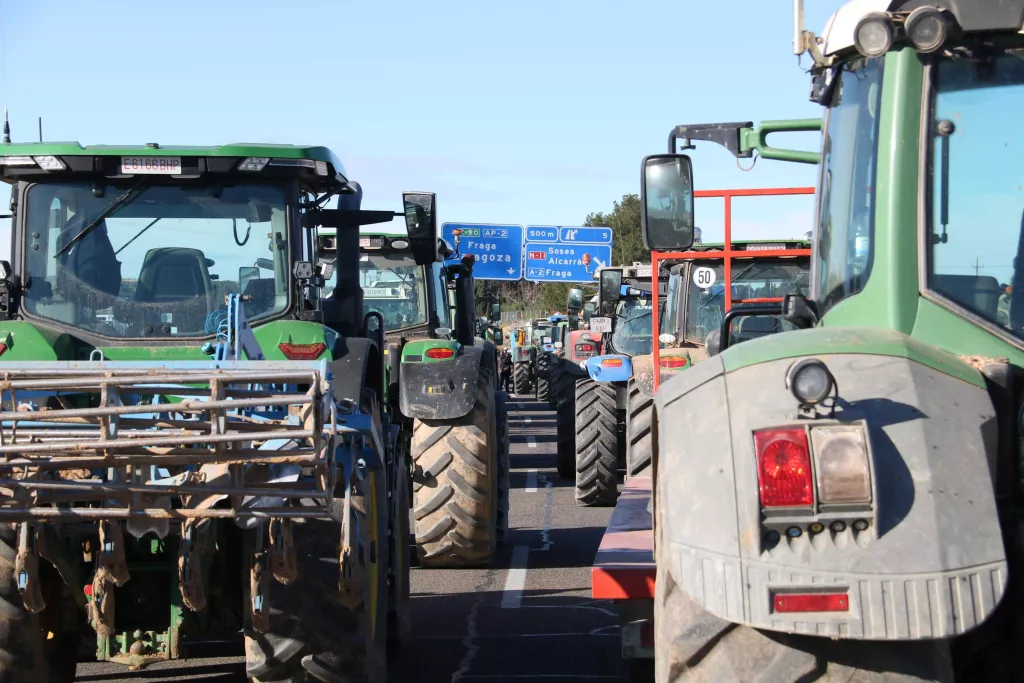 ⏯️ Uns 300 pagesos tallen l'A-2 i l'AP-2 a l'altura de Soses per reclamar solucions a les demandes agràries