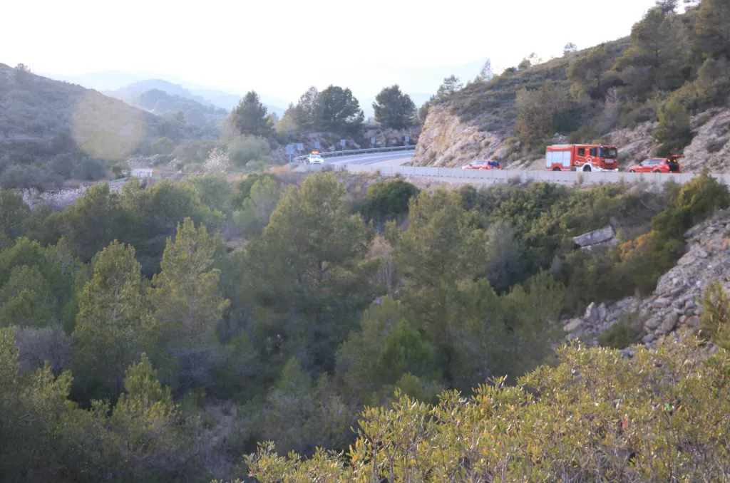 Tres menors d'edat morts després que un cotxe hagi caigut per un barranc i s'hagi incendiat