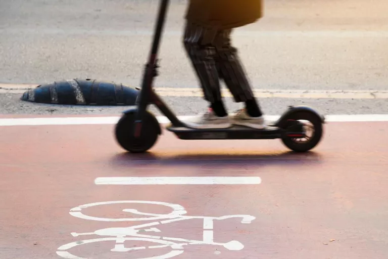 El govern espanyol fixa en 15 anys l’edat mínima per conduir patinets elèctrics i obliga a l'ús de casc