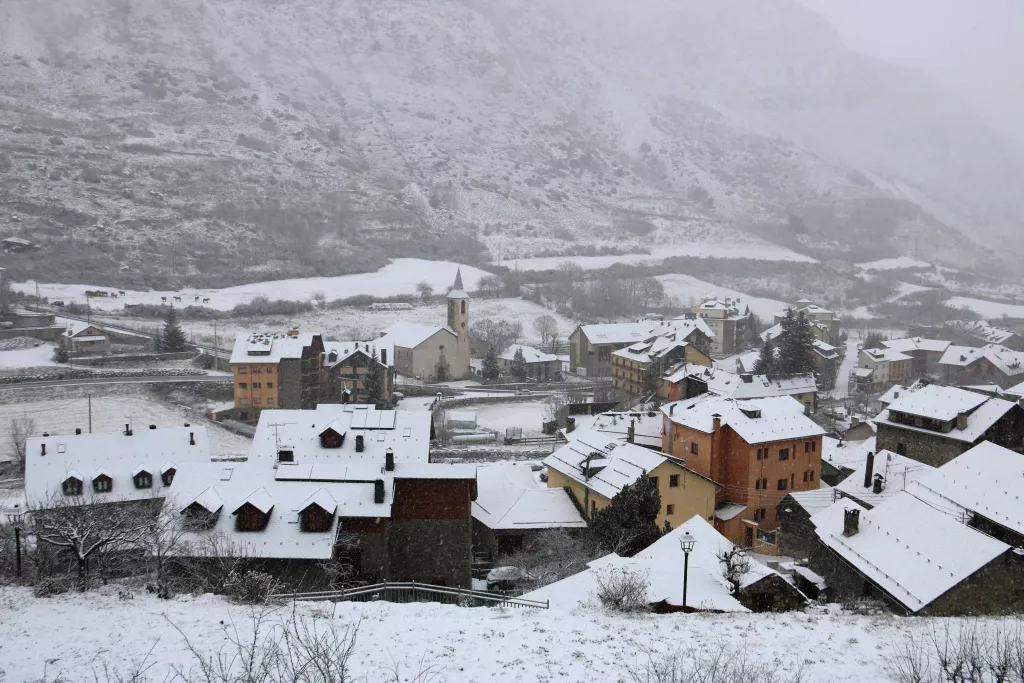 Torna la neu a cotes baixes al Pirineu i afecta la circulació