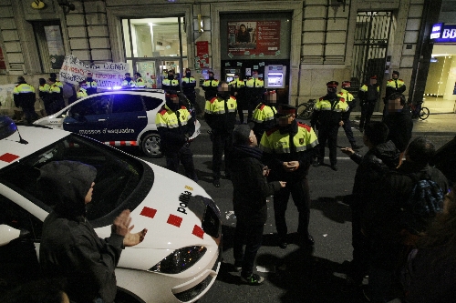 Un exèrcit de mossos desallotja 15 activistes de la PAH d’un banc