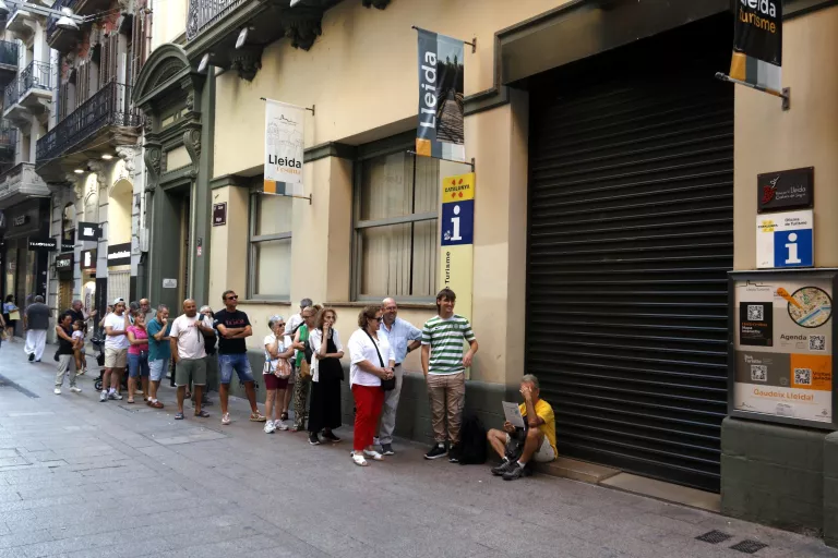 L’eclipsi dispara l’arribada de turistes a Lleida i les cues per aconseguir ulleres homologades
