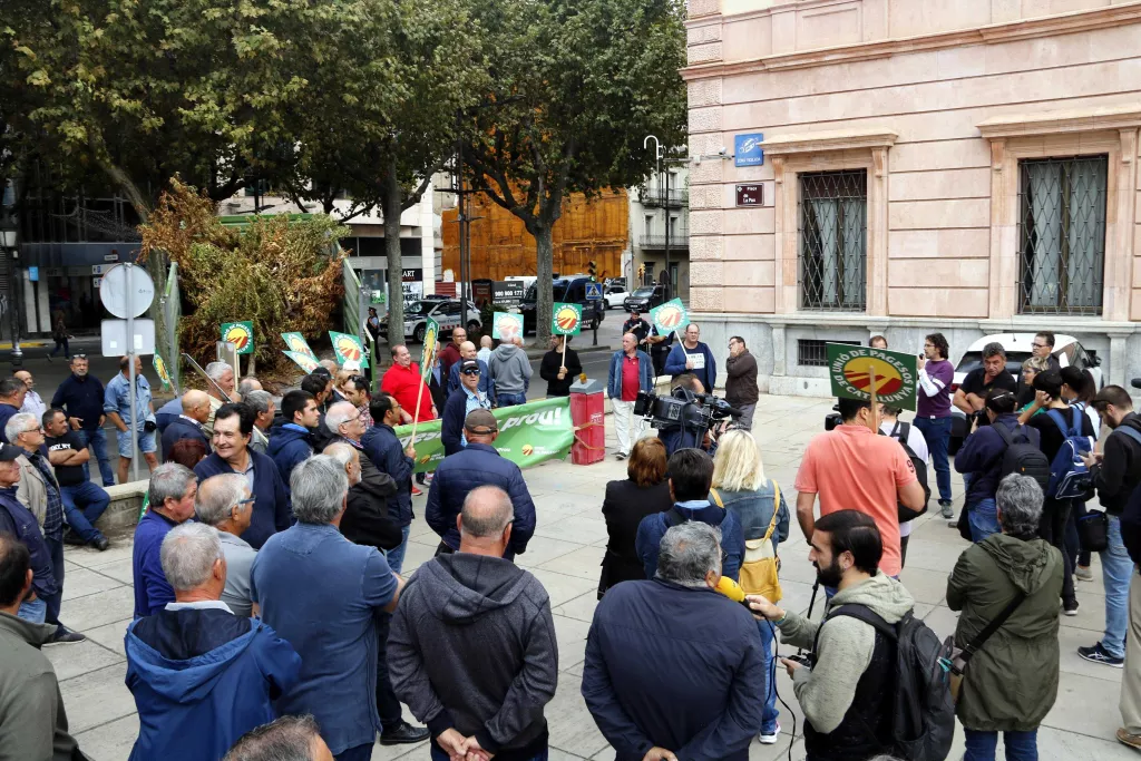 ⏯️ Bloquegen l'entrada de la subdelegació del govern espanyol a Lleida amb arbres fruiters