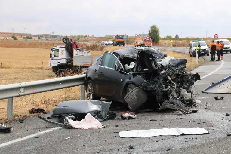 Mor una dona de 40 anys en un xoc entre un turisme i un camió a l’A-14R2 a Almenar