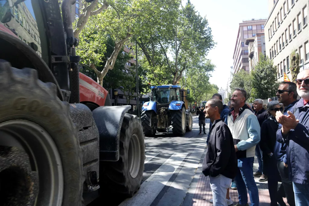Concentració de desenes de tractors de Ponent i les Terres de l'Ebre davant la CHE
