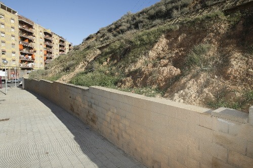 Els veïns de Gardeny alerten del mal estat del mur de contenció del turó