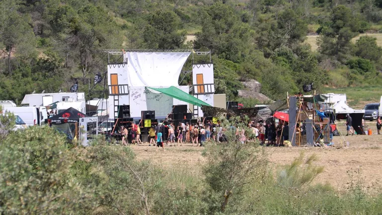 Prop de 400 persones participen d'una rave il·legal a Llardecans