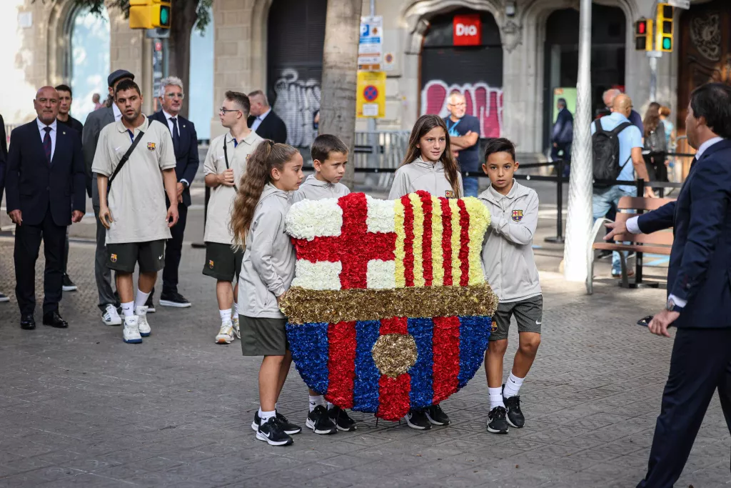 GALERIA: La Diada omple de les tradicionals ofrenes el monument de Rafael Casanova