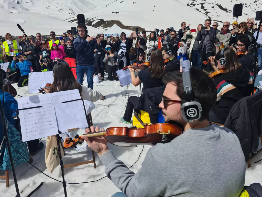 ⏯️ Un miler de músics i admiradors homenatgen el cantant Pau Donés a la Val d'Aran