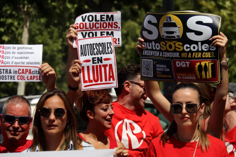 Protesta de les autoescoles de Lleida davant la DGT pel col·lapse dels exàmens de conduir