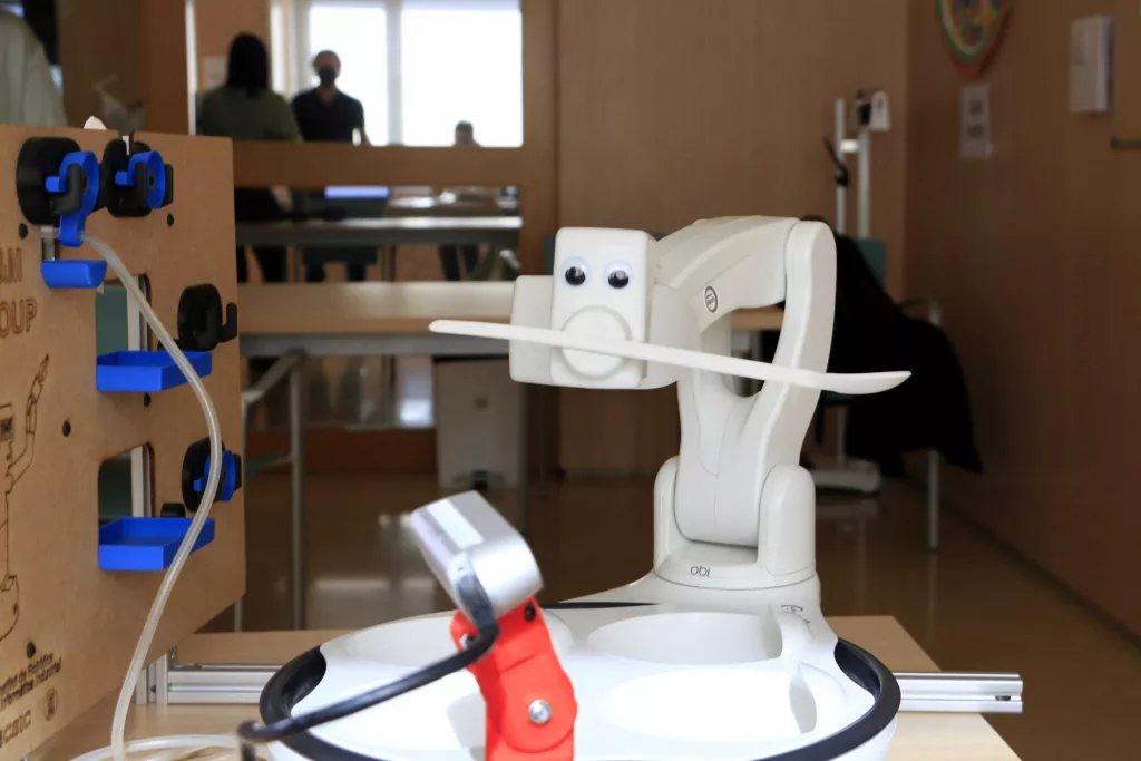 ⏯️ Un laboratori d'innovació digital dissenya un robot per ajudar a menjar persones dependents