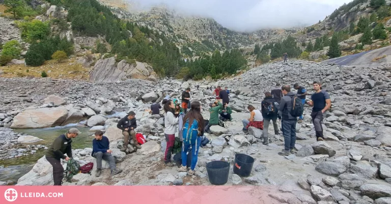 ⏯️ Una trentena de voluntaris retiren els esquers de pesca perduts durant més de seixanta anys a la presa de Cavallers