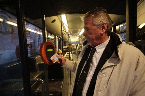 Substitució obligatòria de les targetes per viatjar en bus