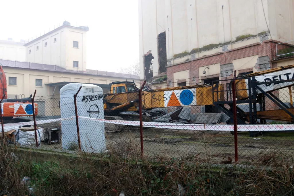 ⏯️ Veïns del barri de Pardinyes de Lleida paralitzen l'enderroc de les Sitges en tirar ous a les màquines
