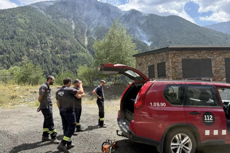 Els Bombers estabilitzen l’incendi de Senet després de gairebé una setmana actiu i mantenen el seguiment amb mitjans aeris