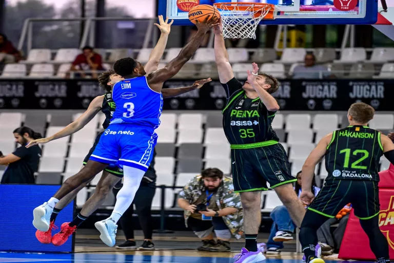L’iLERNA Lleida remunta 14 punts i s’estrena amb victòria davant el Joventut a la Lliga Catalana (89-84)