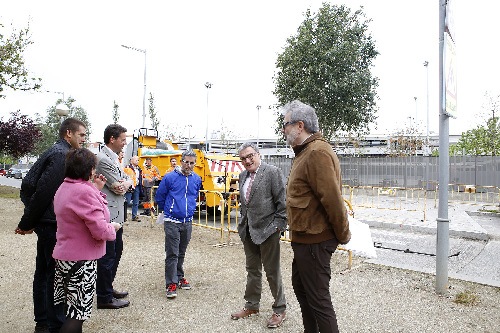 Nous passos zebra elevats al costat de cinc col·legis