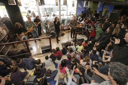 Concert sorpresa de Sopa de Cabra al mercat de Cappont