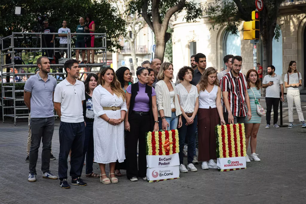 GALERIA: La Diada omple de les tradicionals ofrenes el monument de Rafael Casanova