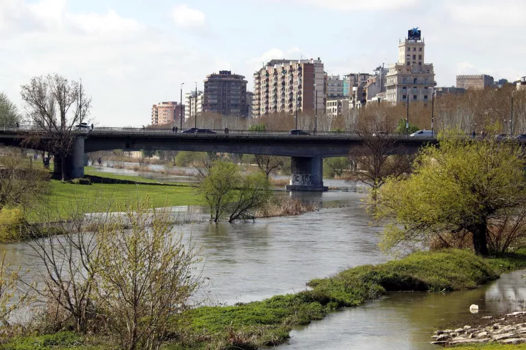 El cabal del Segre es dispara a Lleida i inunda les zones enjardinades de la canalització