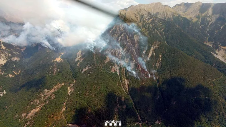 Els Bombers donen per controlat l’incendi de Senet després d’afectar 108 hectàrees de terreny forestal