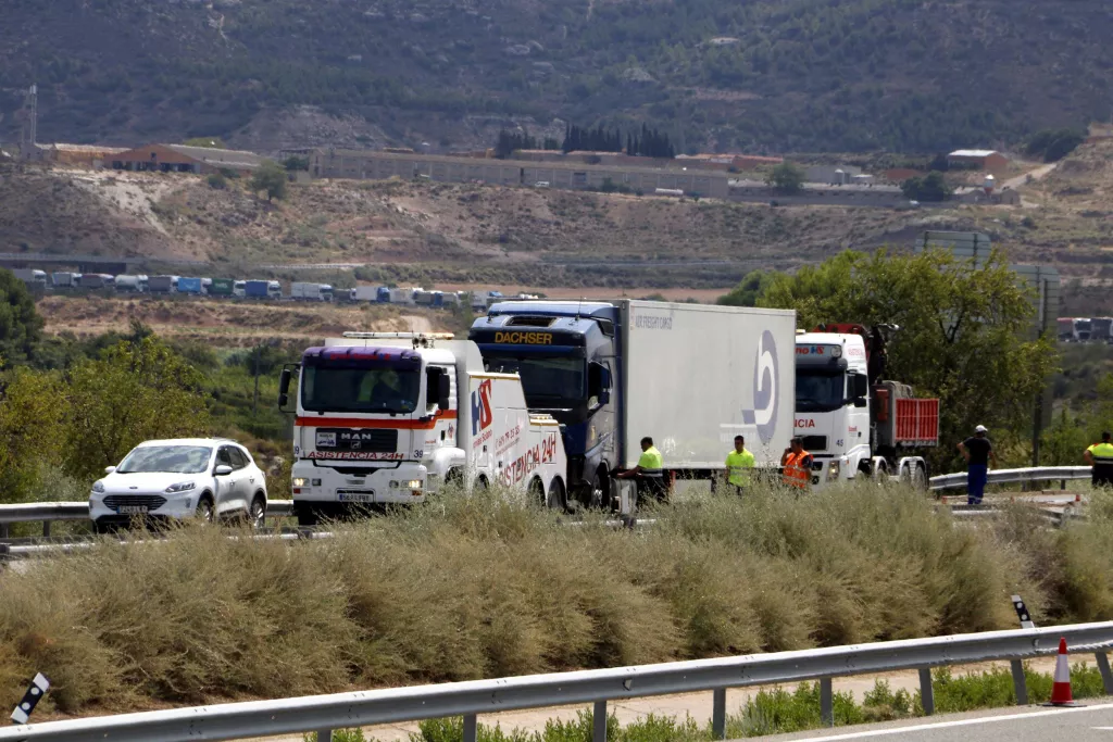 ⏯️ Cues quilomètriques a l'AP-2 per la sortida de la via d'un camió a les Garrigues
