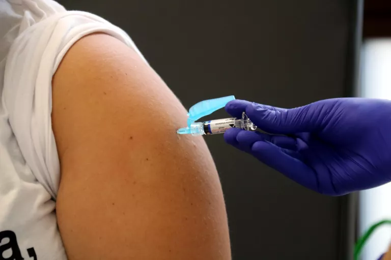 La vacunació contra la grip i la covid començarà el 5 d’octubre