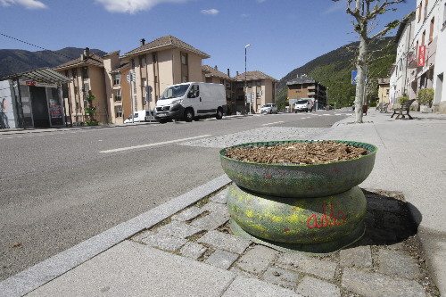 Vilaller ‘recicla’ pneumàtics vells per decorar els carrers