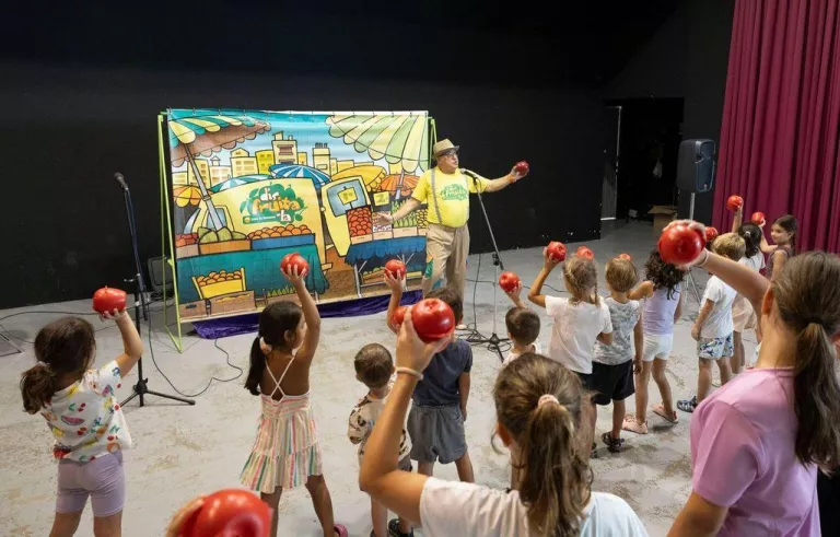 La campanya “Disfruita-la” promou el consum de fruita entre més de 600 infants a Lleida