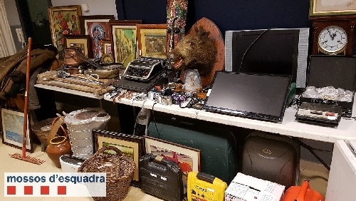 Detinguts per robar porcs, missals i parament en cases i granges a Ponent