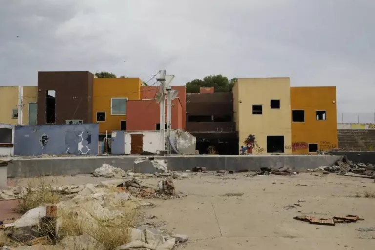 Llum verda a l’enderroc de l’antiga discoteca i restes de la caserna del Turó de Gardeny