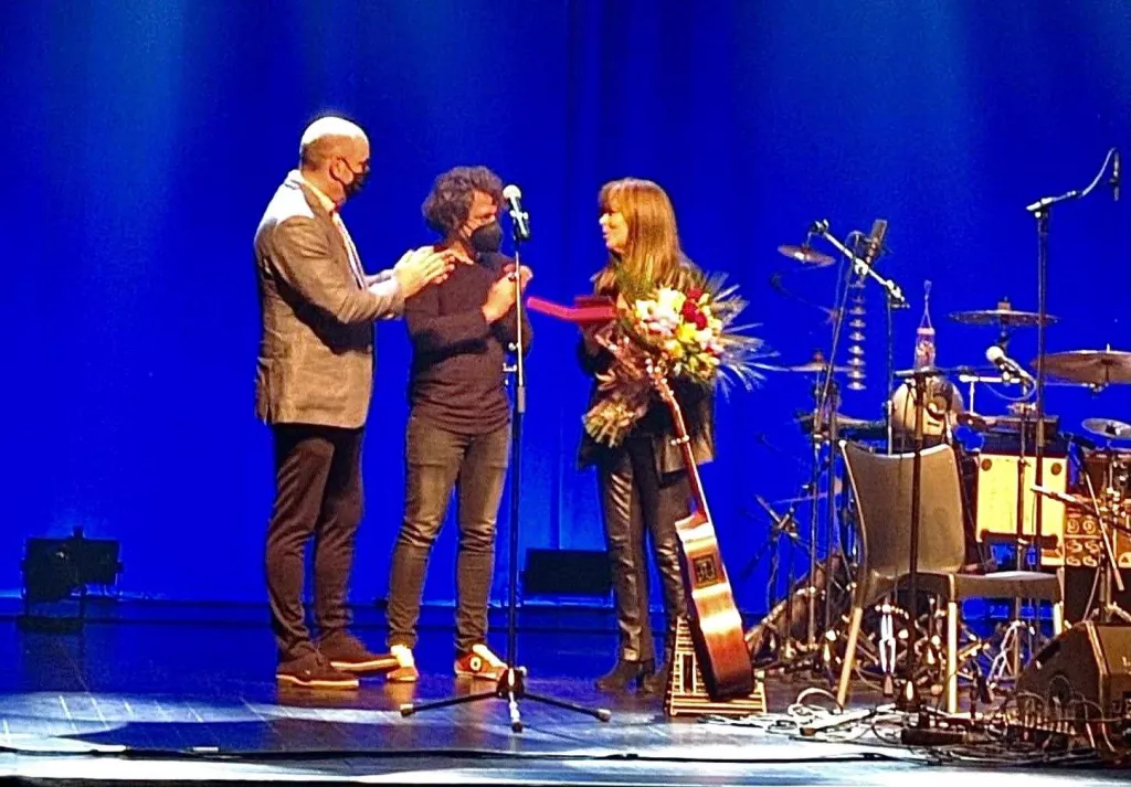 Maria del Mar Bonet i Borja Penalba fan vibrar el Teatre de Balaguer
