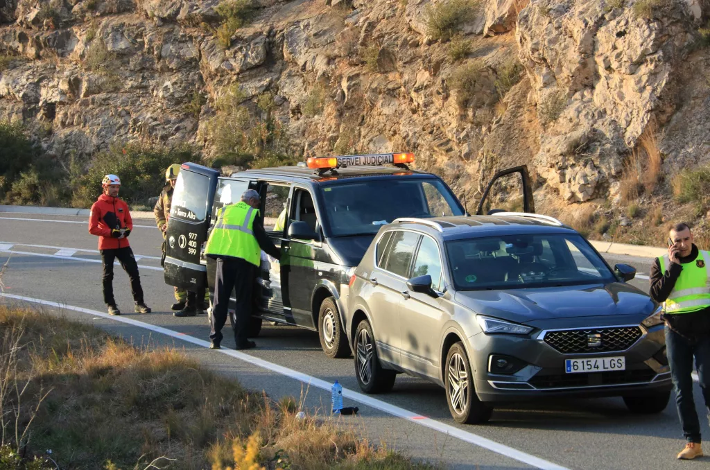 Tres menors d'edat morts després que un cotxe hagi caigut per un barranc i s'hagi incendiat