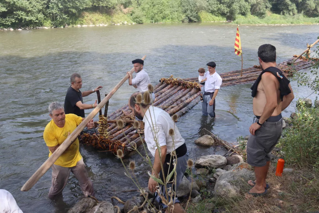 Els raiers de Coll de Nargó avancen la baixada de rais per garantir un cabal suficient al riu