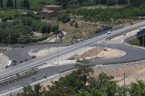 Asfaltada la nova rotonda a la carretera de Saragossa