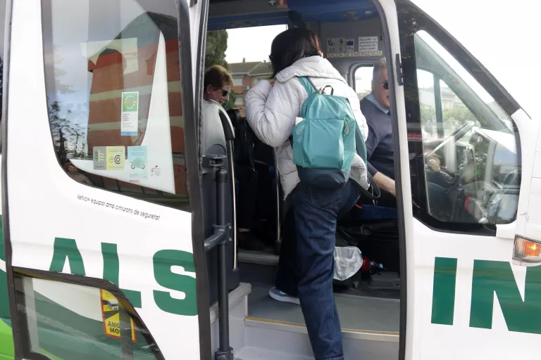La Segarra consolida un model pioner de transport a demanda que combina amb el servei escolar
