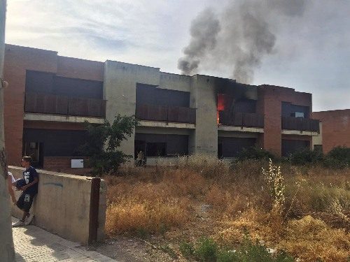 Espectacular foc en una casa abandonada a Guissona